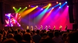 Engage with 汽水音乐海外 as lively performers energize an enthusiastic festival crowd.