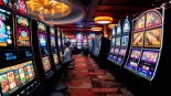 Rasakan sensasi bermain game slot di kasino dengan mesin slot berwarna-warni yang bercahaya.