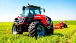 Massey Ferguson Traktor arbeitet auf einem leuchtend grünen Feld und zeigt seine Vielseitigkeit.