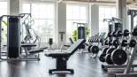 Équipement de musculation professionnel en exemple dans un studio de fitness moderne.