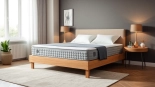 Materasso matrimoniale memory foam economico con design ergonomico e sfumature accattivanti in una camera.
