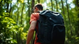 Vidi Rucksack im Einsatz bei einem Outdoor-Abenteuer mit Fokus auf Stil und Funktionalität.