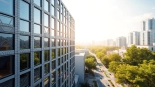 Architekturvisualisierung eines modernen Wohngebäudes in urbaner Umgebung mit lebhaften Details.